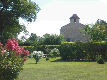 L'église de Puymangou vue du parc