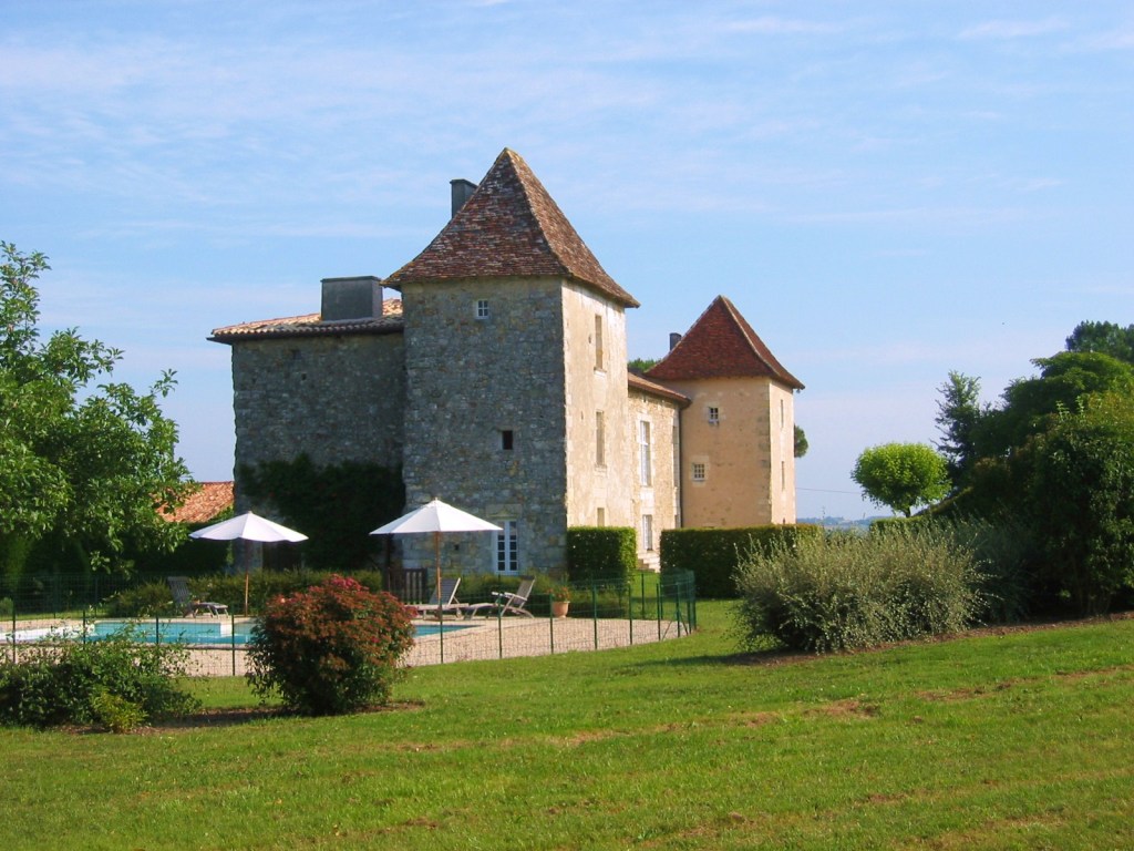 Location de vacances du chateau de Puymangou, Dordogne, Sud-ouest : le manoir vu de la piscine