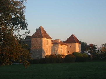 Lever de soleil sur le manoir de Puymangou